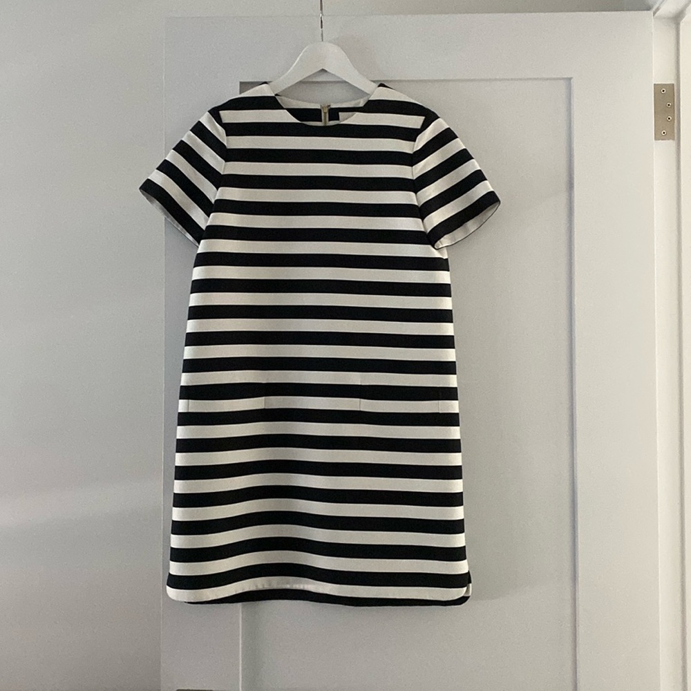 Kate Spade shift dress with 2 front pockets. Very good condition. Size 6.
